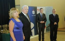 Wręczenie nagr&oacute;d laureatom VII edycji konkursu &bdquo;Orzeł Powiatu Gnieźnieńskiego dla Przedsiębiorczości 2011-2013&rdquo; w kategorii średnie przedsiębiorstwo.