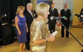 Wręczenie nagr&oacute;d laureatom VII edycji konkursu &bdquo;Orzeł Powiatu Gnieźnieńskiego dla Przedsiębiorczości 2011-2013&rdquo; w kategorii średnie przedsiębiorstwo.