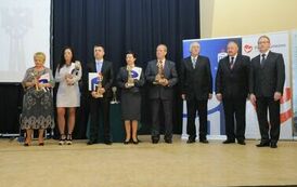 Wręczenie nagr&oacute;d laureatom VII edycji konkursu &bdquo;Orzeł Powiatu Gnieźnieńskiego dla Przedsiębiorczości 2011-2013&rdquo; w kategorii małe przedsiębiorstwo.