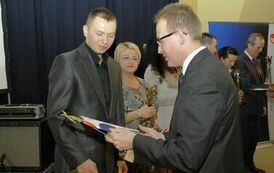 Wręczenie nagr&oacute;d laureatom VII edycji konkursu &bdquo;Orzeł Powiatu Gnieźnieńskiego dla Przedsiębiorczości 2011-2013&rdquo; w kategorii małe przedsiębiorstwo.