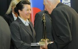 Wręczenie nagr&oacute;d laureatom VII edycji konkursu &bdquo;Orzeł Powiatu Gnieźnieńskiego dla Przedsiębiorczości 2011-2013&rdquo; w kategorii małe przedsiębiorstwo.