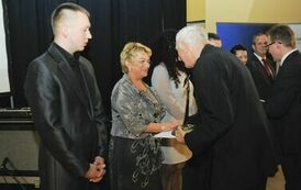 Wręczenie nagr&oacute;d laureatom VII edycji konkursu &bdquo;Orzeł Powiatu Gnieźnieńskiego dla Przedsiębiorczości 2011-2013&rdquo; w kategorii małe przedsiębiorstwo.