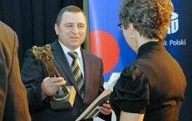 Wręczenie nagr&oacute;d laureatom VII edycji konkursu &bdquo;Orzeł Powiatu Gnieźnieńskiego dla Przedsiębiorczości 2011-2013&rdquo; w kategorii mikroprzedsiębiorstwo.