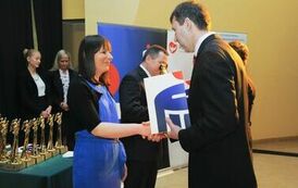 Wręczenie nagr&oacute;d laureatom VII edycji konkursu &bdquo;Orzeł Powiatu Gnieźnieńskiego dla Przedsiębiorczości 2011-2013&rdquo; w kategorii mikroprzedsiębiorstwo.
