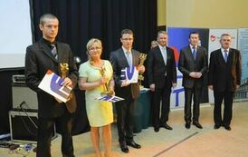 Wręczenie nagr&oacute;d laureatom VII edycji konkursu &bdquo;Orzeł Powiatu Gnieźnieńskiego dla Przedsiębiorczości 2011-2013&rdquo; w kategorii debiut gospodarczy.