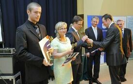 Wręczenie nagr&oacute;d laureatom VII edycji konkursu &bdquo;Orzeł Powiatu Gnieźnieńskiego dla Przedsiębiorczości 2011-2013&rdquo; w kategorii debiut gospodarczy.