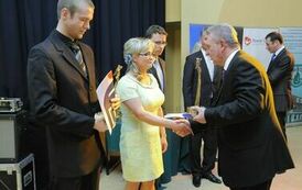 Wręczenie nagr&oacute;d laureatom VII edycji konkursu &bdquo;Orzeł Powiatu Gnieźnieńskiego dla Przedsiębiorczości 2011-2013&rdquo; w kategorii debiut gospodarczy.