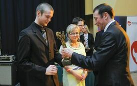 Wręczenie nagr&oacute;d laureatom VII edycji konkursu &bdquo;Orzeł Powiatu Gnieźnieńskiego dla Przedsiębiorczości 2011-2013&rdquo; w kategorii debiut gospodarczy.