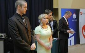 Wręczenie nagr&oacute;d laureatom VII edycji konkursu &bdquo;Orzeł Powiatu Gnieźnieńskiego dla Przedsiębiorczości 2011-2013&rdquo; w kategorii debiut gospodarczy.