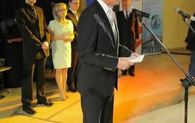 Wręczenie nagr&oacute;d laureatom VII edycji konkursu &bdquo;Orzeł Powiatu Gnieźnieńskiego dla Przedsiębiorczości 2011-2013&rdquo; w kategorii debiut gospodarczy.