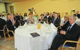 Uczestnicy gali finałowej VII edycji konkursu &bdquo;Orzeł Powiatu Gnieźnieńskiego dla Przedsiębiorczości 2011-2013&rdquo;.
