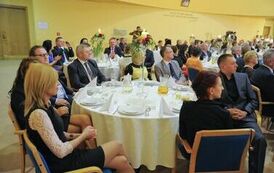 Uczestnicy gali finałowej VII edycji konkursu &bdquo;Orzeł Powiatu Gnieźnieńskiego dla Przedsiębiorczości 2011-2013&rdquo;.