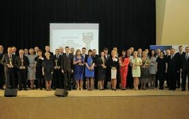 Wsp&oacute;lne zdjęcie laureat&oacute;w VII edycji konkursu &bdquo;Orzeł Powiatu Gnieźnieńskiego dla Przedsiębiorczości 2011-2013&rdquo;, patron&oacute;w konkursu oraz członk&oacute;w kapituły.