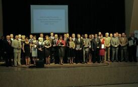 Wsp&oacute;lne zdjęcie laureat&oacute;w VI edycji konkursu &bdquo;Orzeł Powiatu Gnieźnieńskiego dla Przedsiębiorczości 2009-2011&rdquo;, patron&oacute;w konkursu oraz członk&oacute;w kapituły.