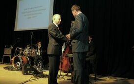 Wręczenie wyr&oacute;żnień &bdquo;Złoty Orzeł Powiatu Gnieźnieńskiego dla Przedsiębiorczości&rdquo;.