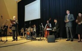 Wręczenie wyr&oacute;żnień &bdquo;Złoty Orzeł Powiatu Gnieźnieńskiego dla Przedsiębiorczości&rdquo;.