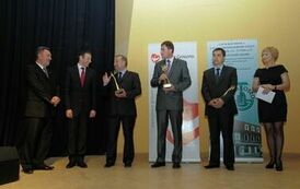 Wręczenie nagr&oacute;d laureatom VI edycji konkursu &bdquo;Orzeł Powiatu Gnieźnieńskiego dla Przedsiębiorczości 2009-2011&rdquo; w kategorii innowator.