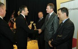 Wręczenie nagr&oacute;d laureatom VI edycji konkursu &bdquo;Orzeł Powiatu Gnieźnieńskiego dla Przedsiębiorczości 2009-2011&rdquo; w kategorii innowator.