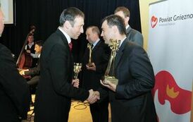 Wręczenie nagr&oacute;d laureatom VI edycji konkursu &bdquo;Orzeł Powiatu Gnieźnieńskiego dla Przedsiębiorczości 2009-2011&rdquo; w kategorii innowator.