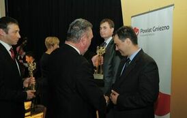 Wręczenie nagr&oacute;d laureatom VI edycji konkursu &bdquo;Orzeł Powiatu Gnieźnieńskiego dla Przedsiębiorczości 2009-2011&rdquo; w kategorii innowator.
