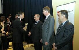 Wręczenie nagr&oacute;d laureatom VI edycji konkursu &bdquo;Orzeł Powiatu Gnieźnieńskiego dla Przedsiębiorczości 2009-2011&rdquo; w kategorii innowator.