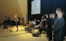 Wręczenie nagr&oacute;d laureatom VI edycji konkursu &bdquo;Orzeł Powiatu Gnieźnieńskiego dla Przedsiębiorczości 2009-2011&rdquo; w kategorii innowator.